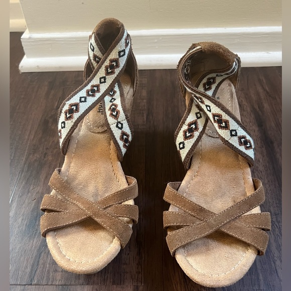 Minnetonka Sandals - Picture 2 of 4